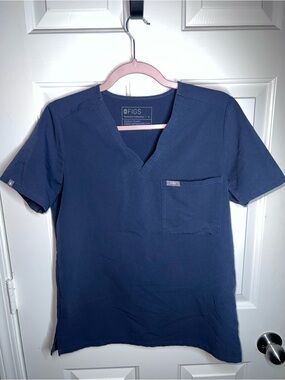FIGS Women's Scrub Top V-Neck in Navy